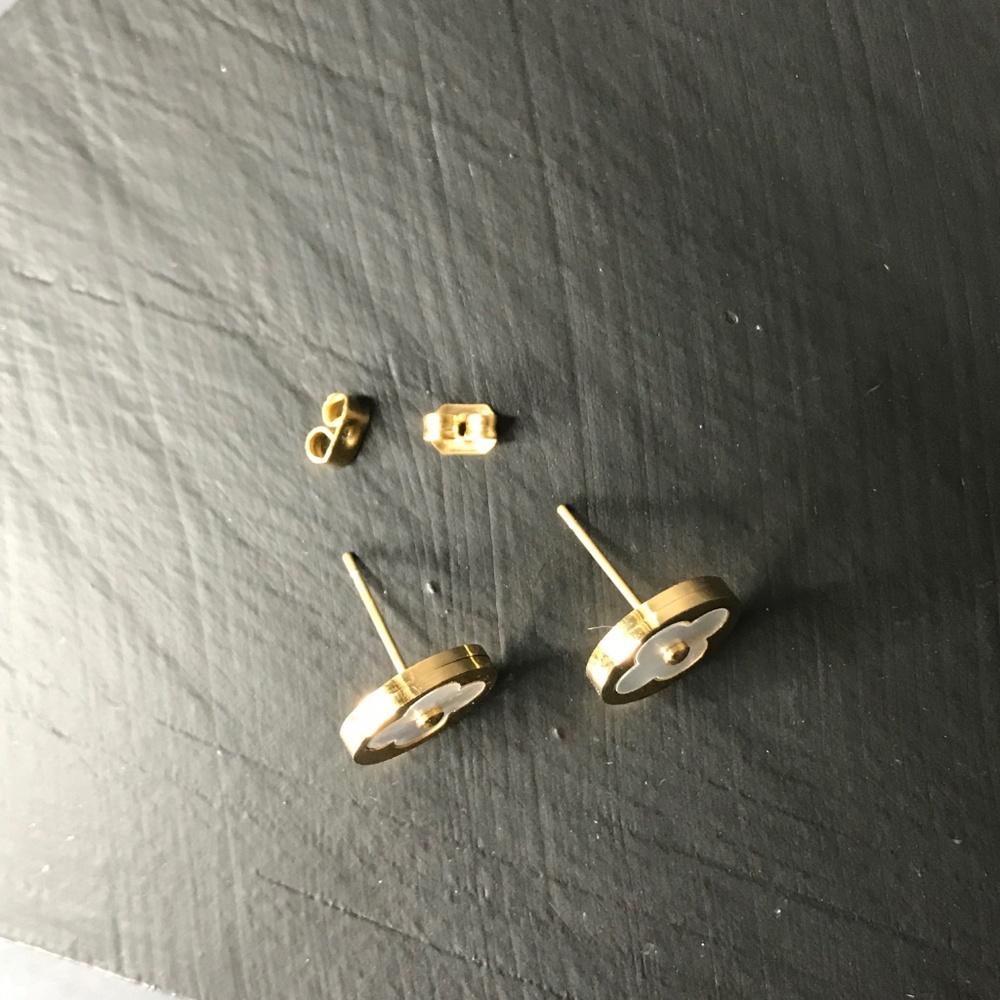 🆑 Clover Stud Earrings - Picture 4 of 4